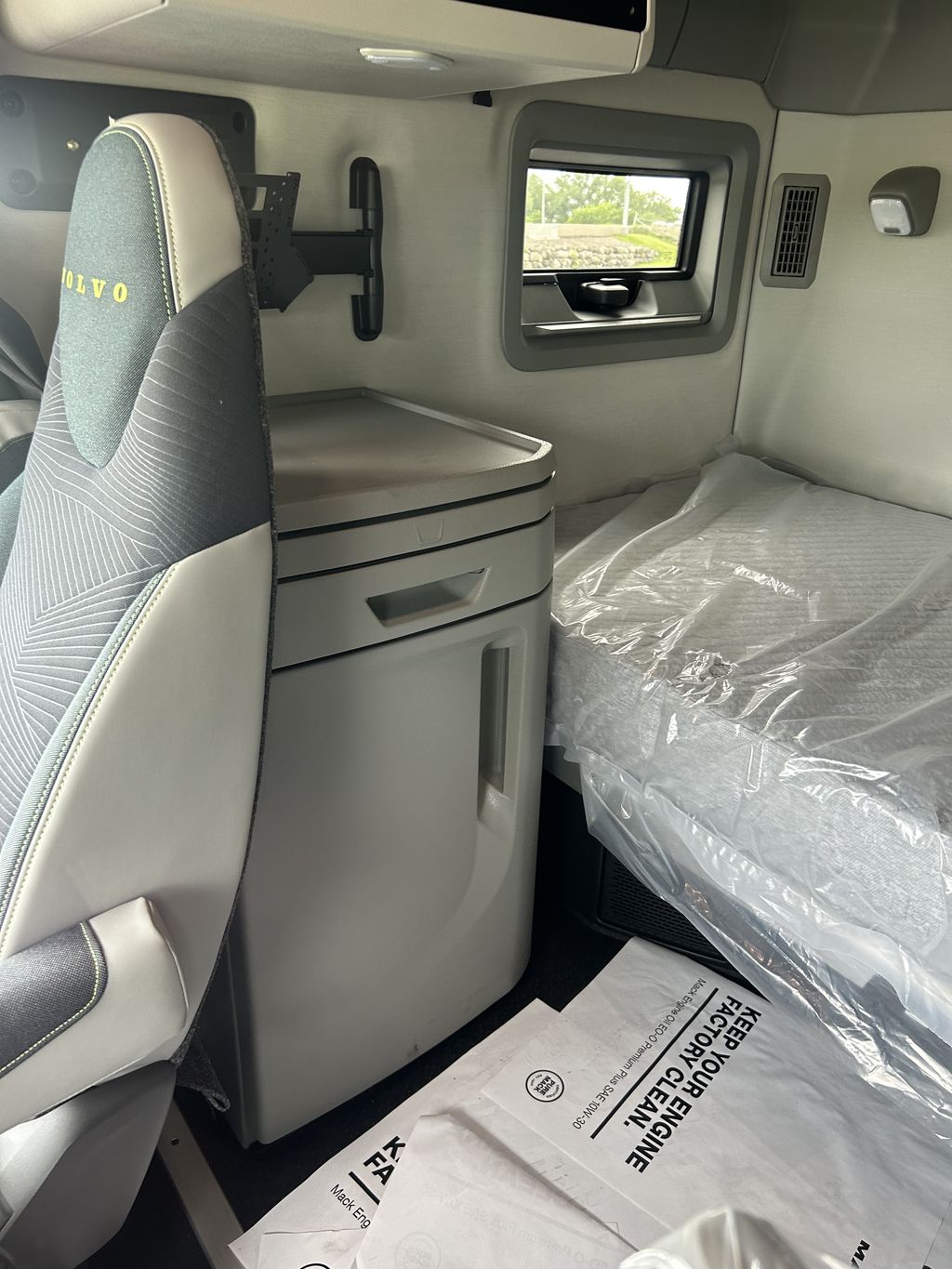 Slide images of 2025 VOLVO VNL64T860