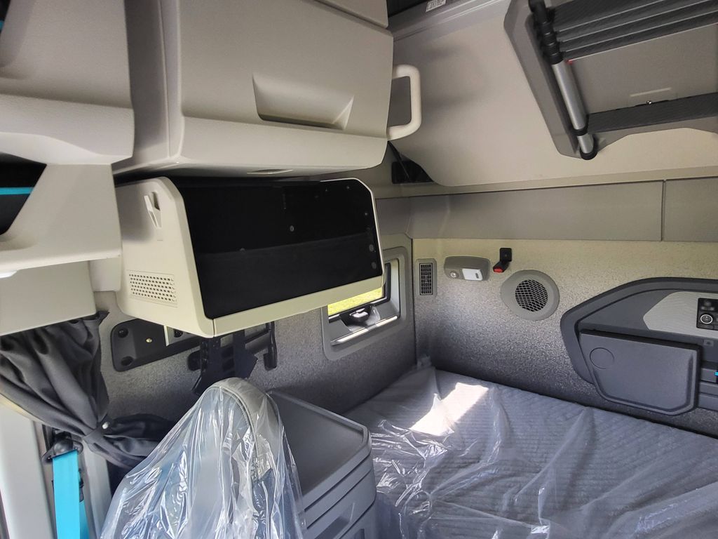 Slide images of 2025 VOLVO VNL64T860