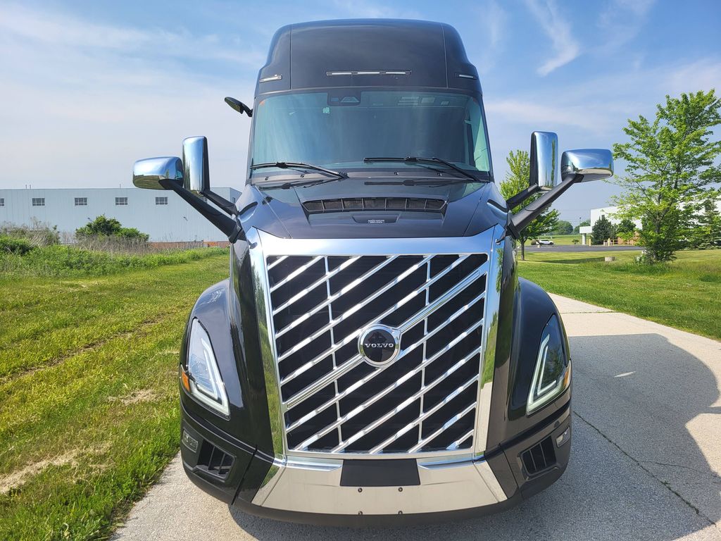 Slide images of 2025 VOLVO VNL64T860