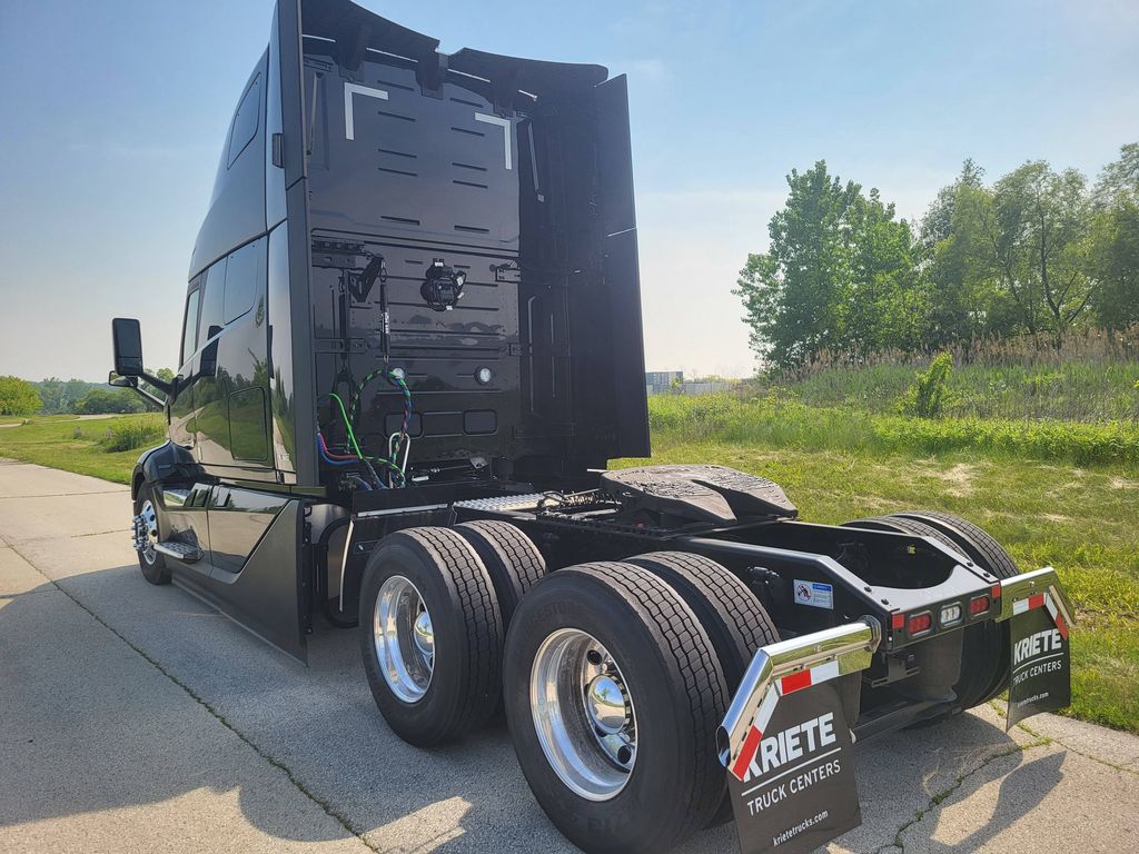 Slide images of 2025 VOLVO VNL64T860
