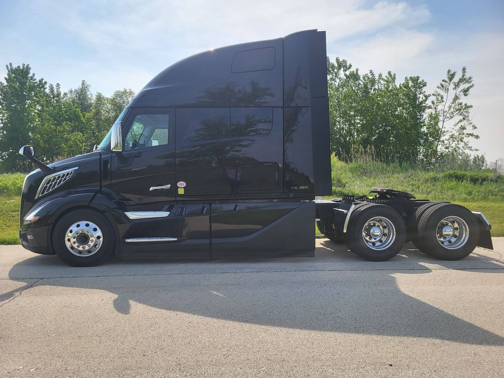 Slide images of 2025 VOLVO VNL64T860
