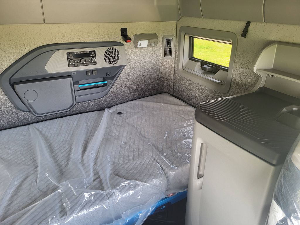 Slide images of 2025 VOLVO VNL64T860