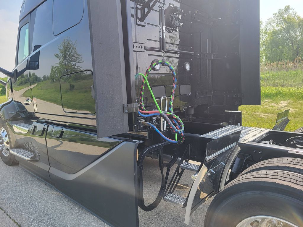 Slide images of 2025 VOLVO VNL64T860
