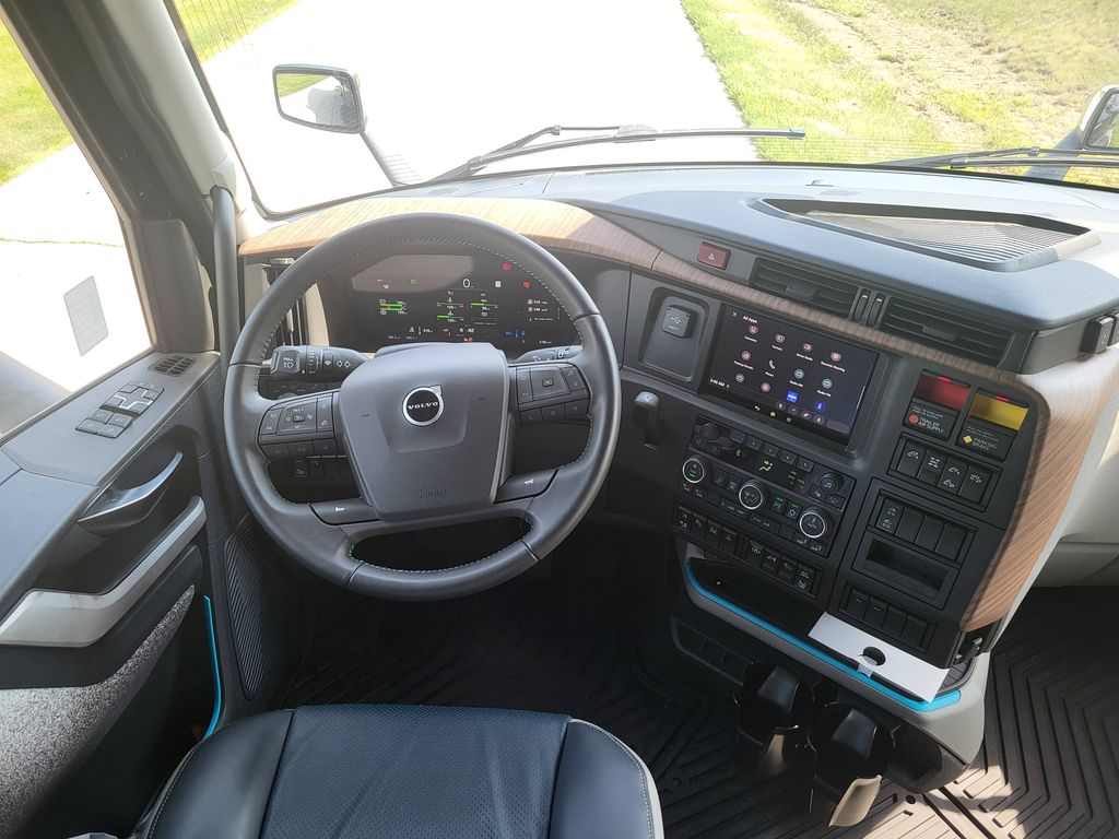 Slide images of 2025 VOLVO VNL64T860