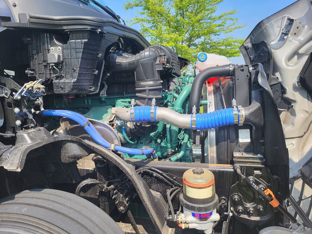 Slide images of 2025 VOLVO VNL64T860