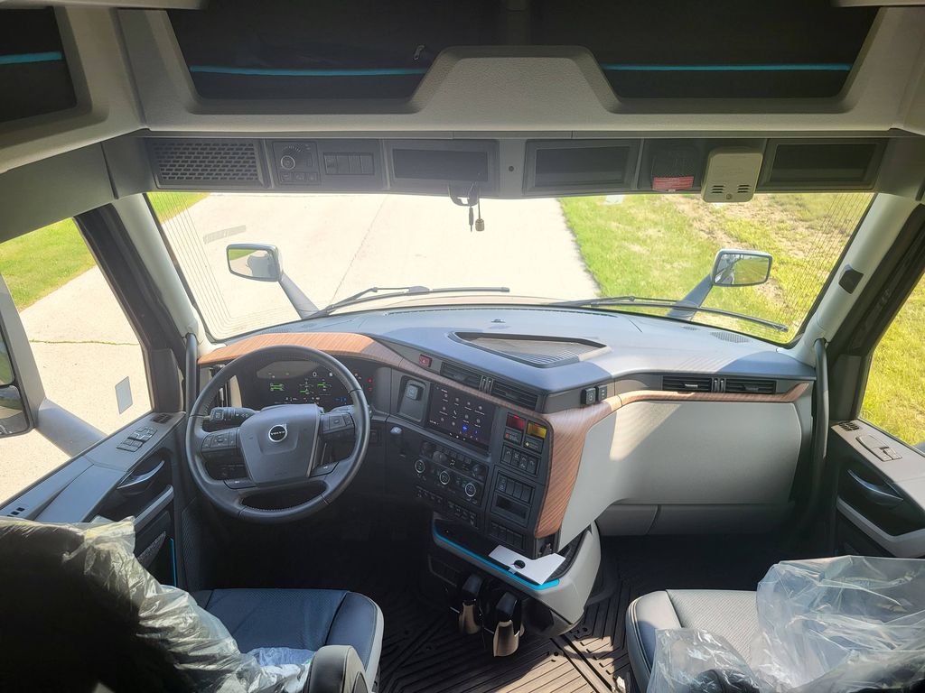 Slide images of 2025 VOLVO VNL64T860