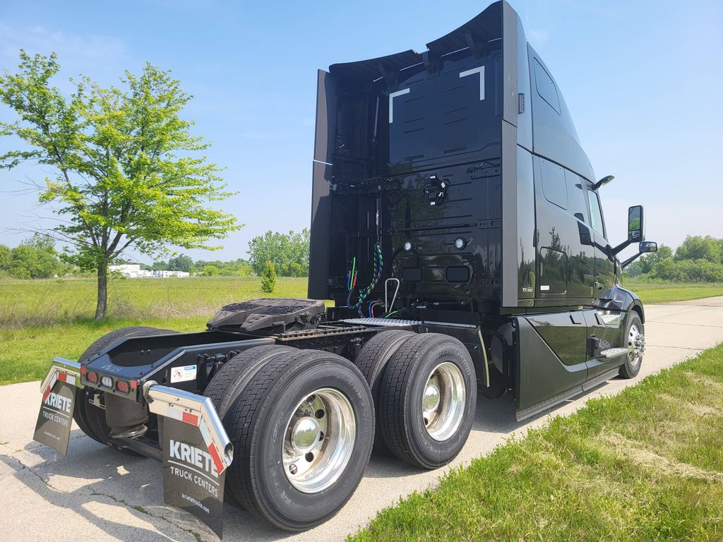 Slide images of 2025 VOLVO VNL64T860