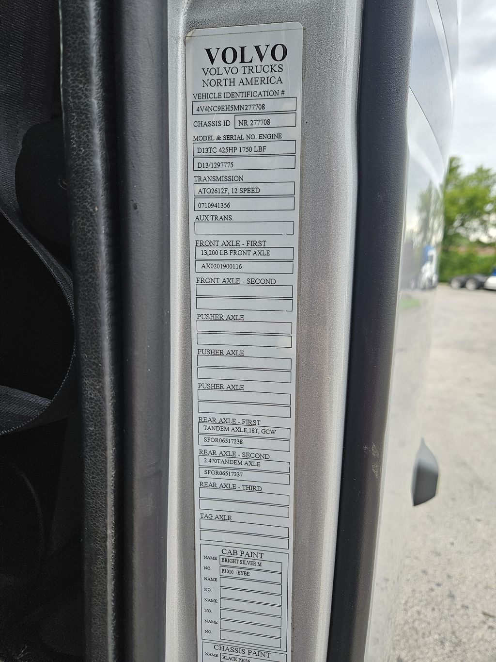 Slide images of 2021 VOLVO VNL64T740