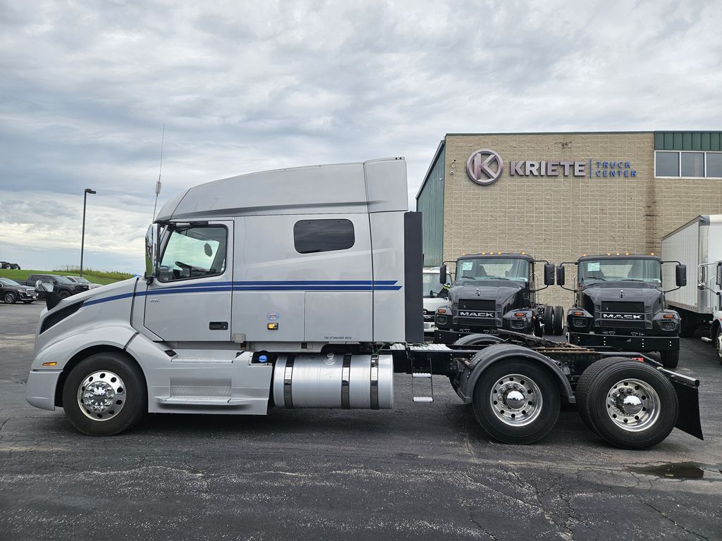 Slide images of 2021 VOLVO VNL64T740