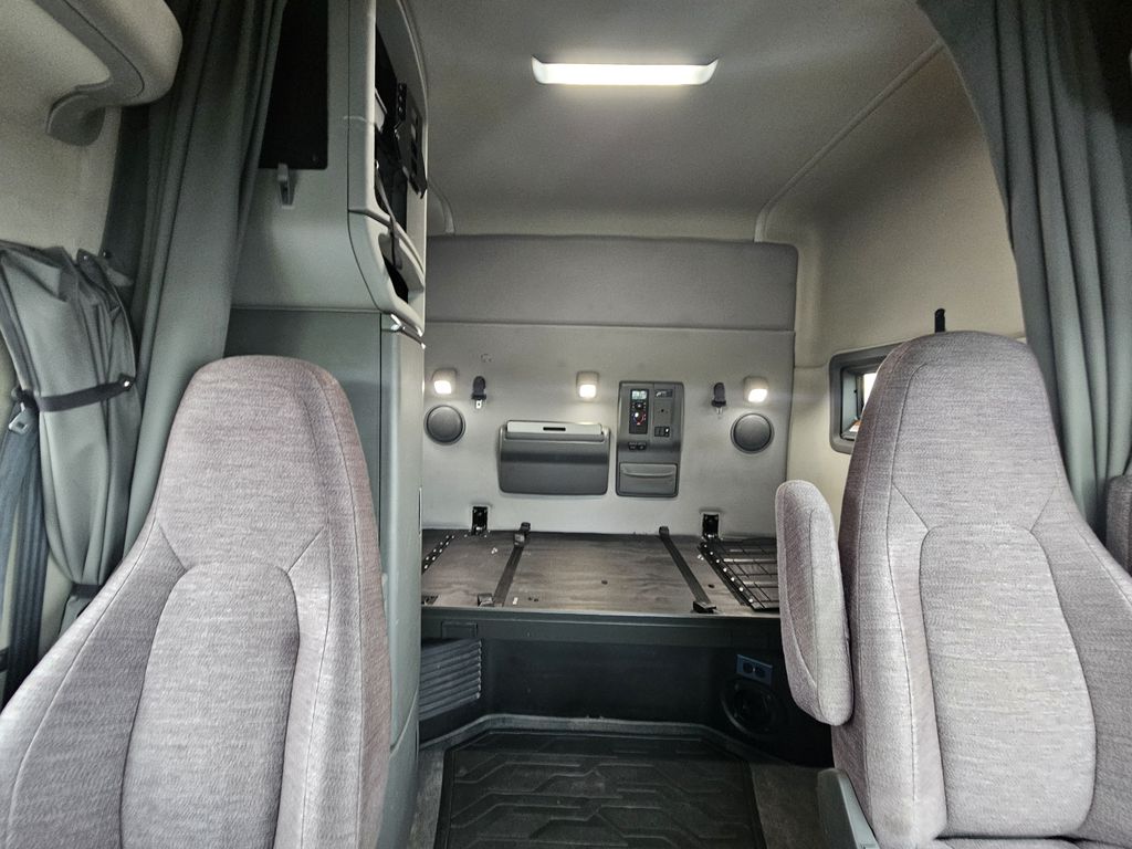 Slide images of 2021 VOLVO VNL64T740