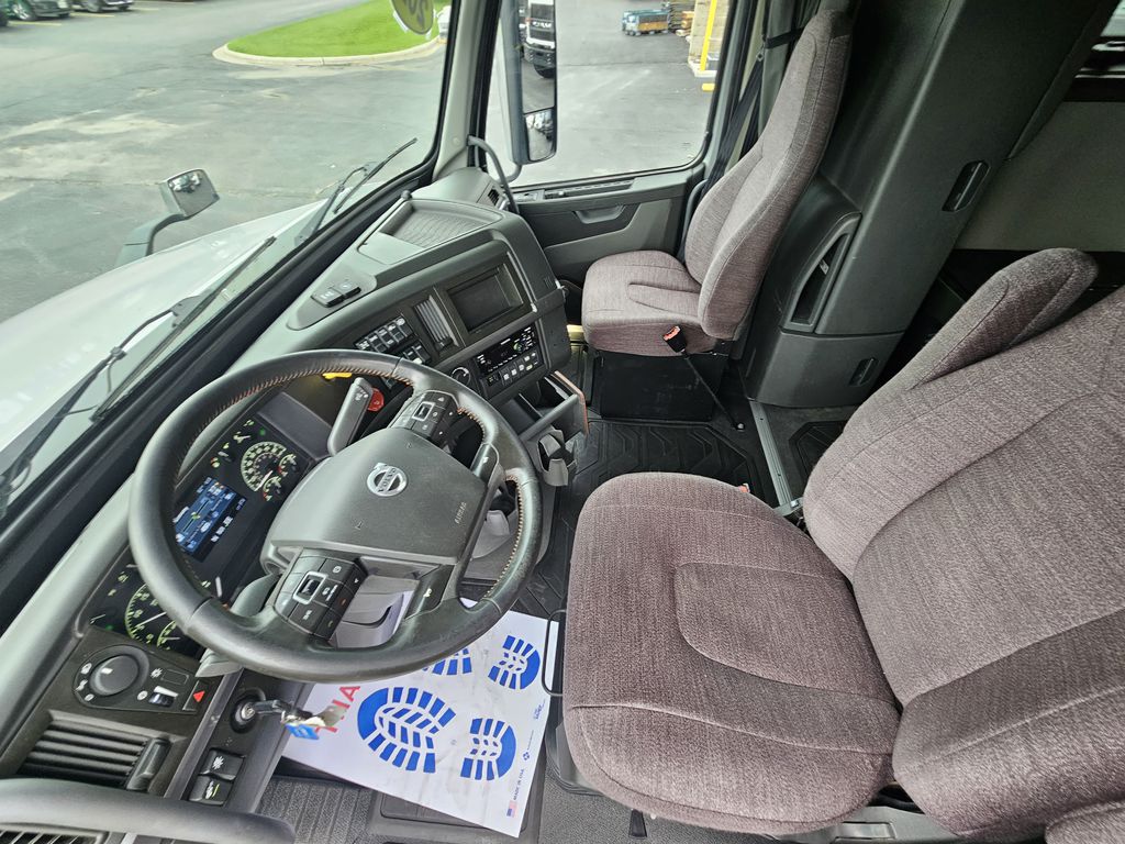 Slide images of 2021 VOLVO VNL64T740