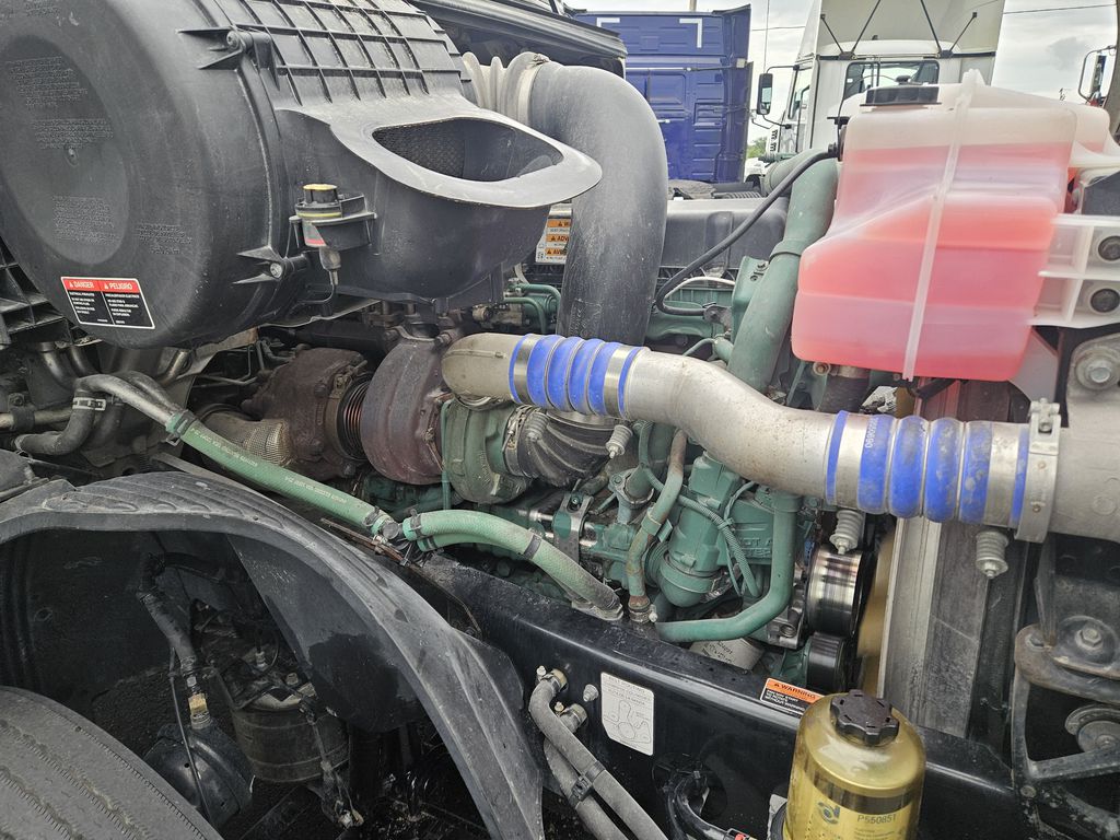 Slide images of 2021 VOLVO VNL64T740