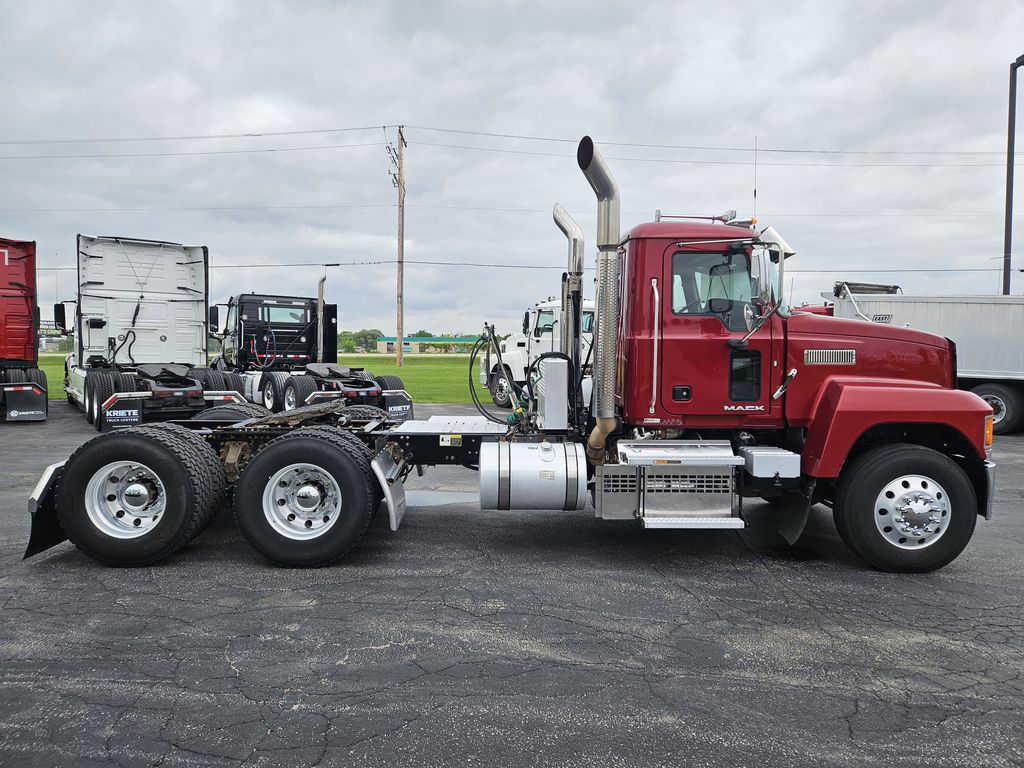 Slide images of 2018 MACK CHU613