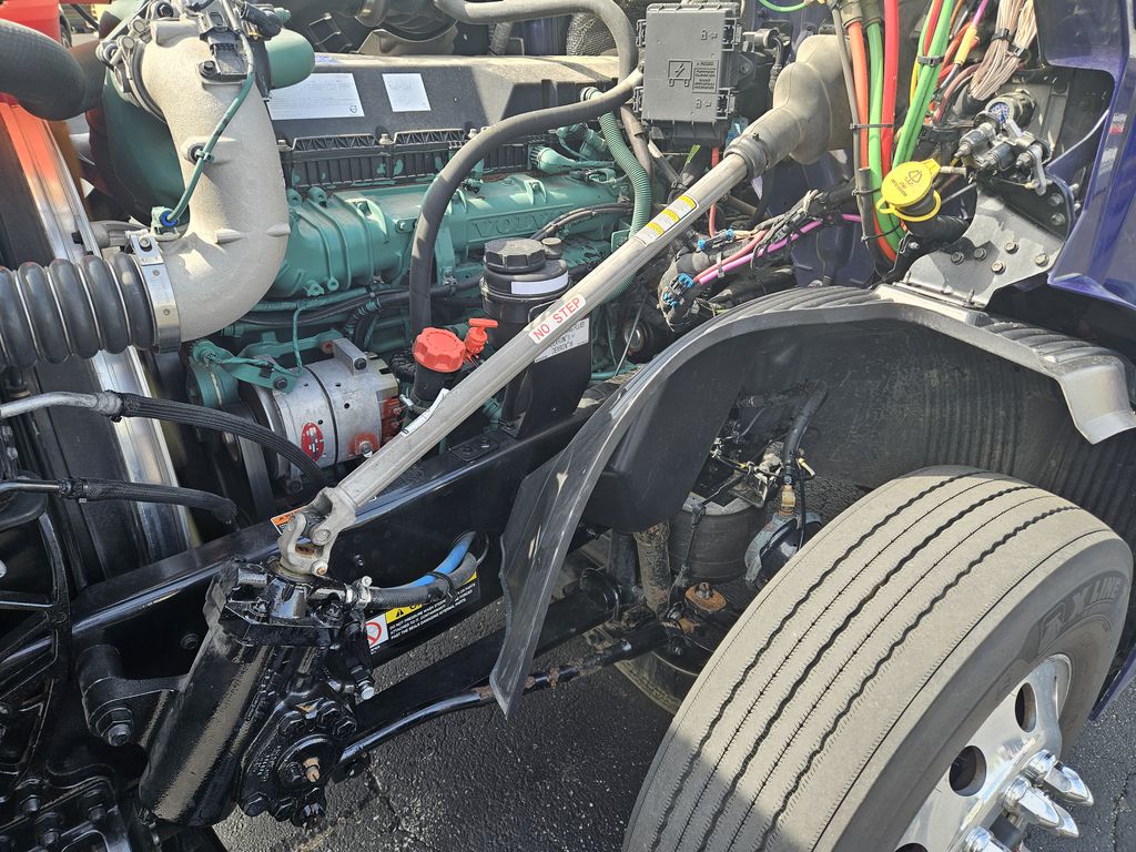 Slide images of 2021 VOLVO VNL64T740