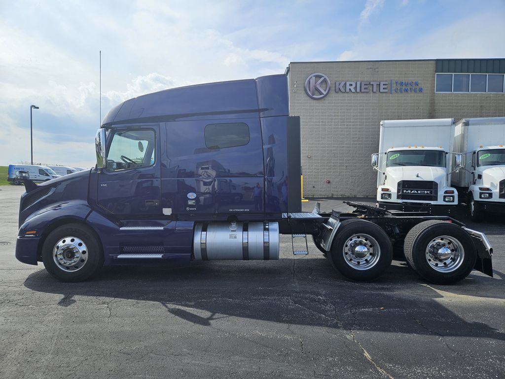 Slide images of 2021 VOLVO VNL64T740