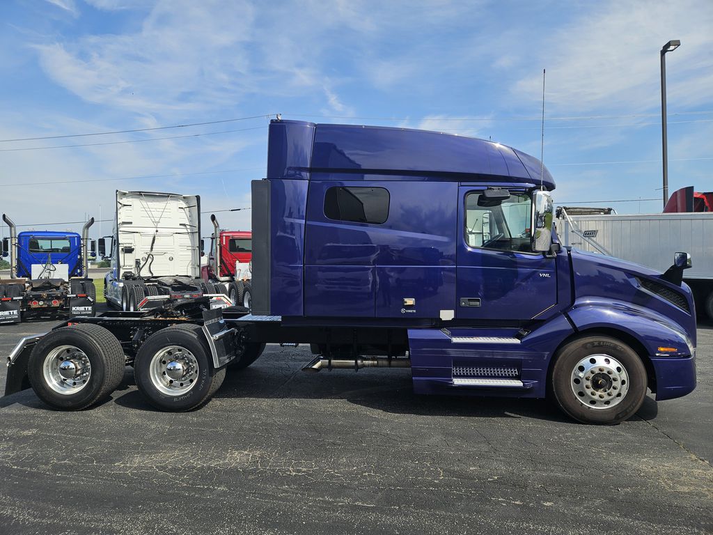 Slide images of 2021 VOLVO VNL64T740