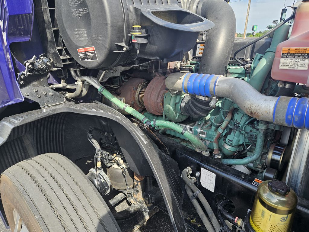 Slide images of 2021 VOLVO VNL64T740