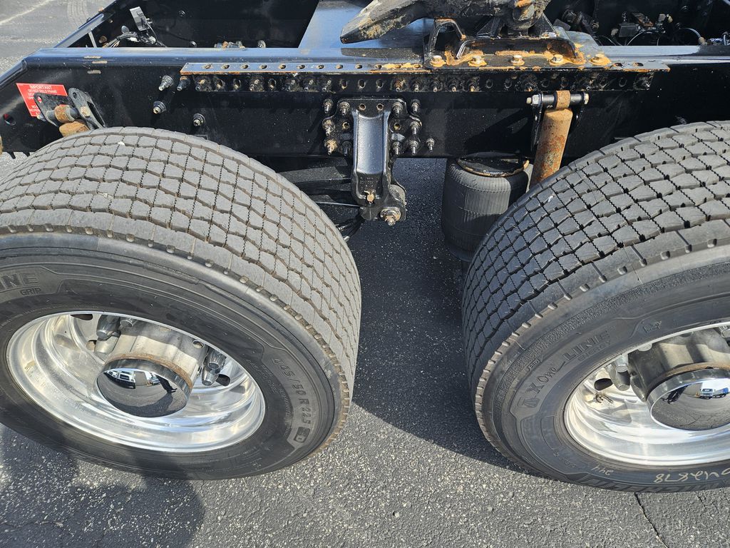 Slide images of 2021 VOLVO VNL64T740