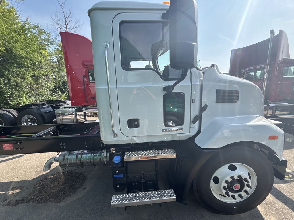 Slide images of 2026 MACK MD642