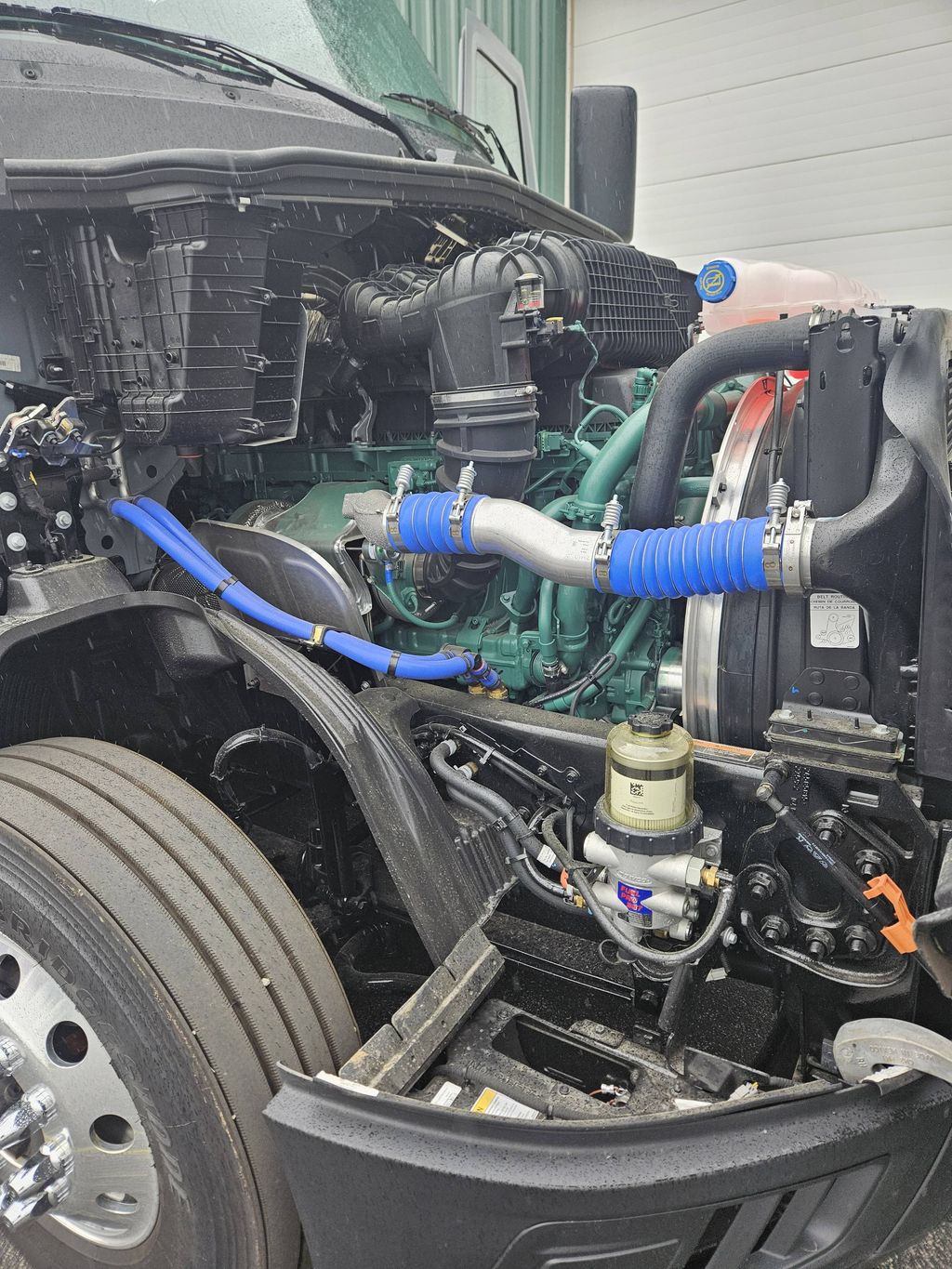 Slide images of 2026 VOLVO VNL64T860