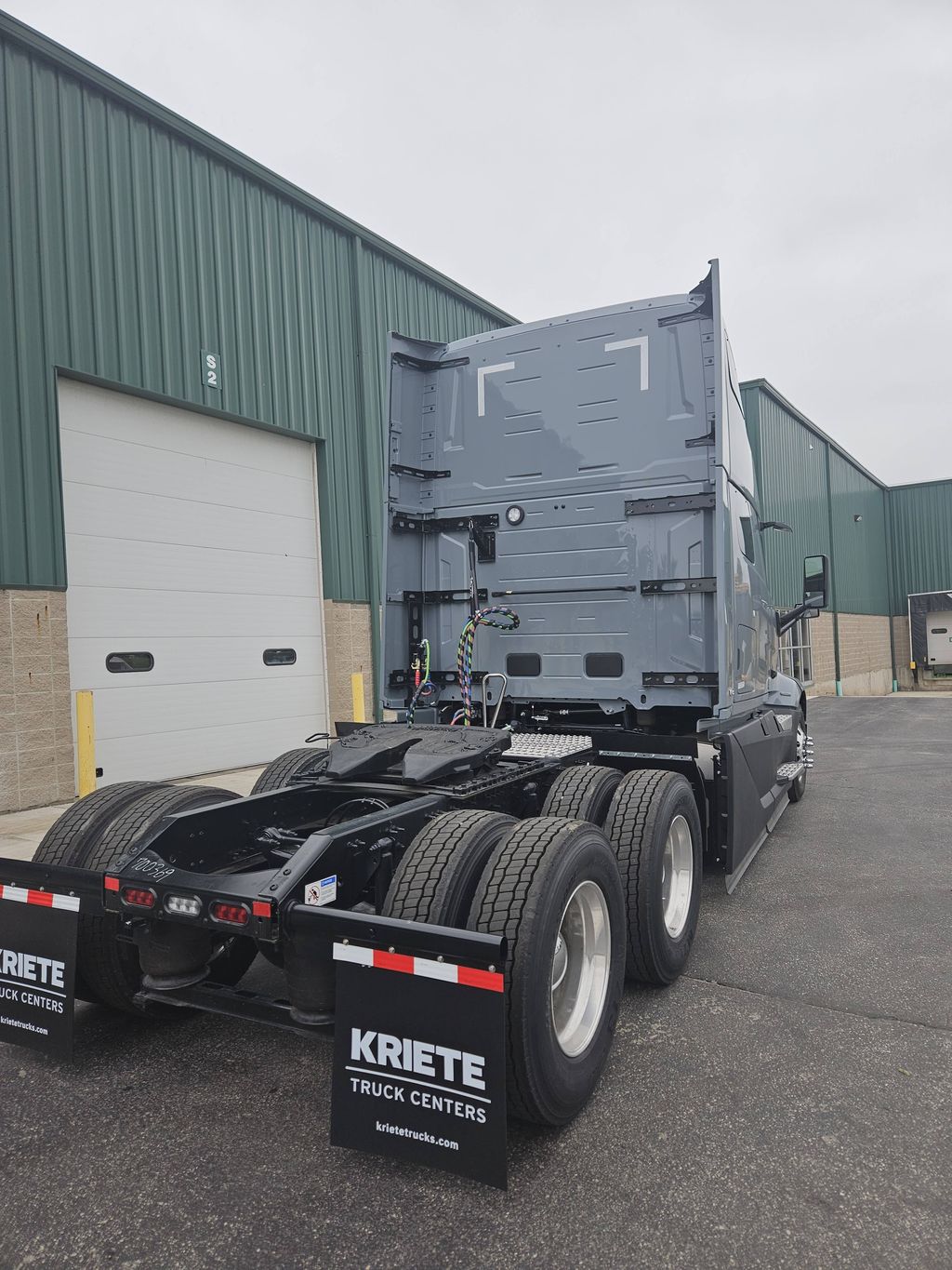 Slide images of 2026 VOLVO VNL64T860