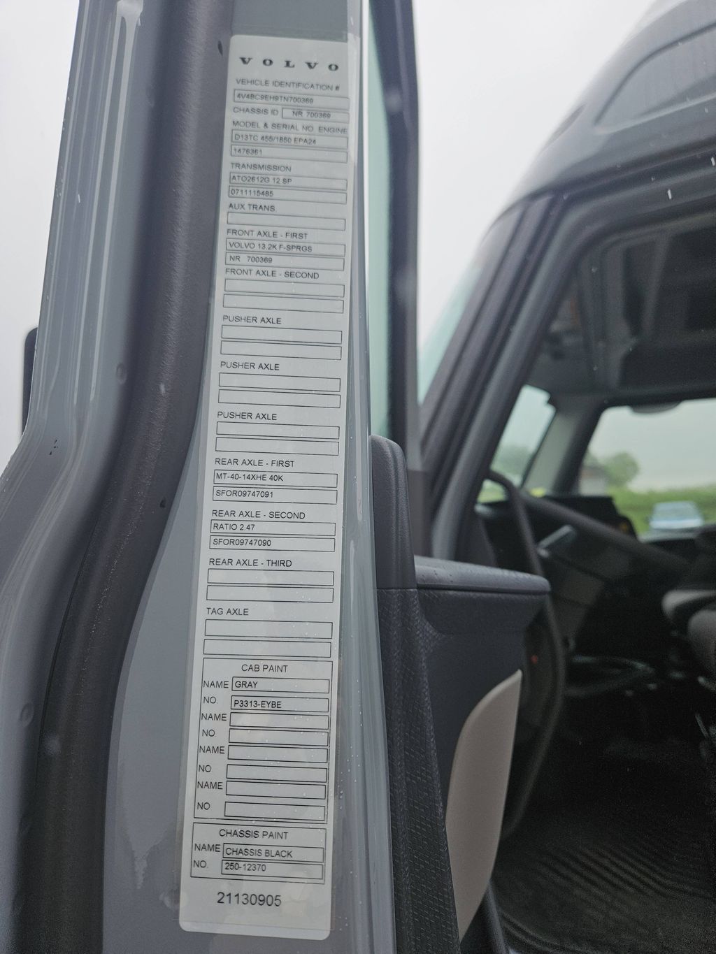 Slide images of 2026 VOLVO VNL64T860