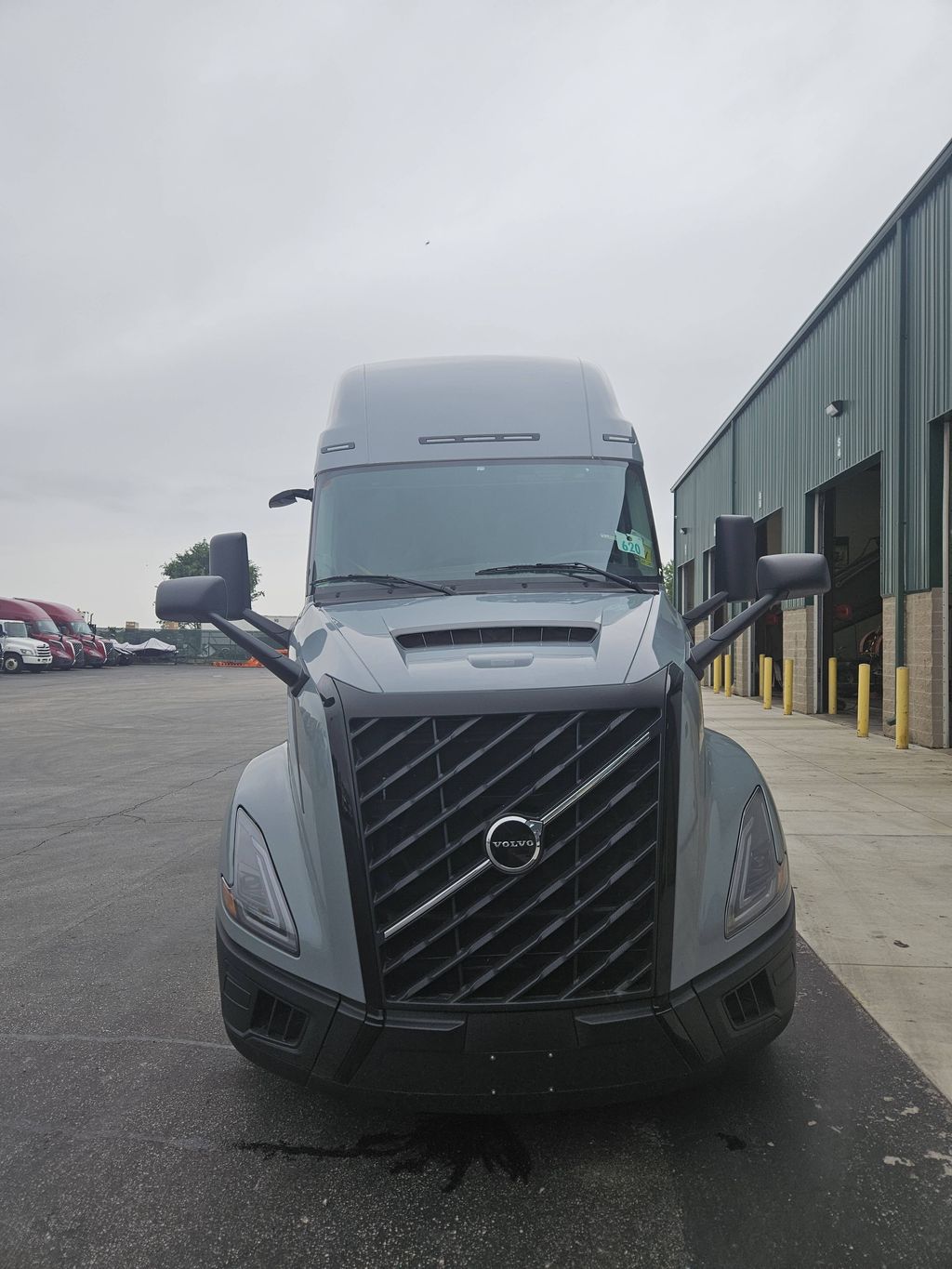 Slide images of 2026 VOLVO VNL64T860