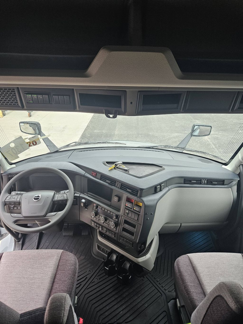 Slide images of 2026 VOLVO VNL64T860