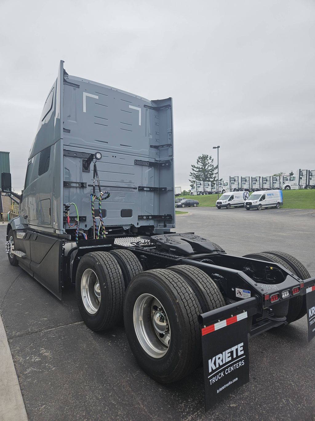 Slide images of 2026 VOLVO VNL64T860