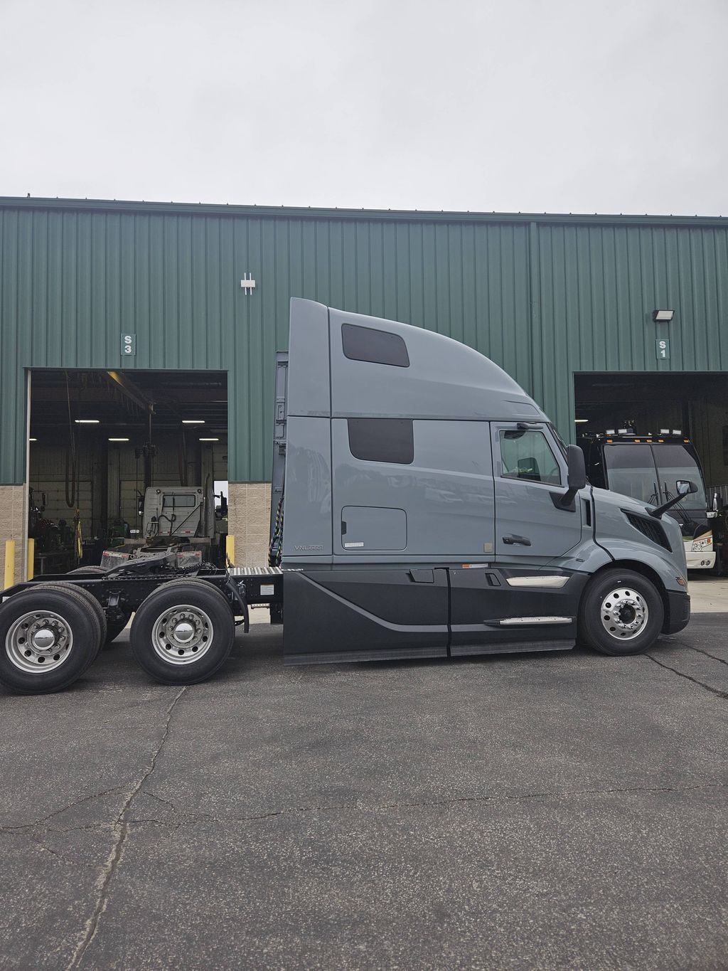 Slide images of 2026 VOLVO VNL64T860