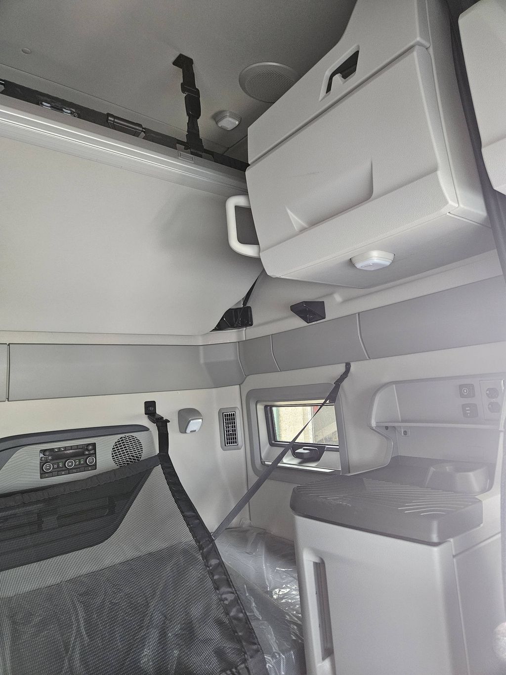 Slide images of 2026 VOLVO VNL64T860