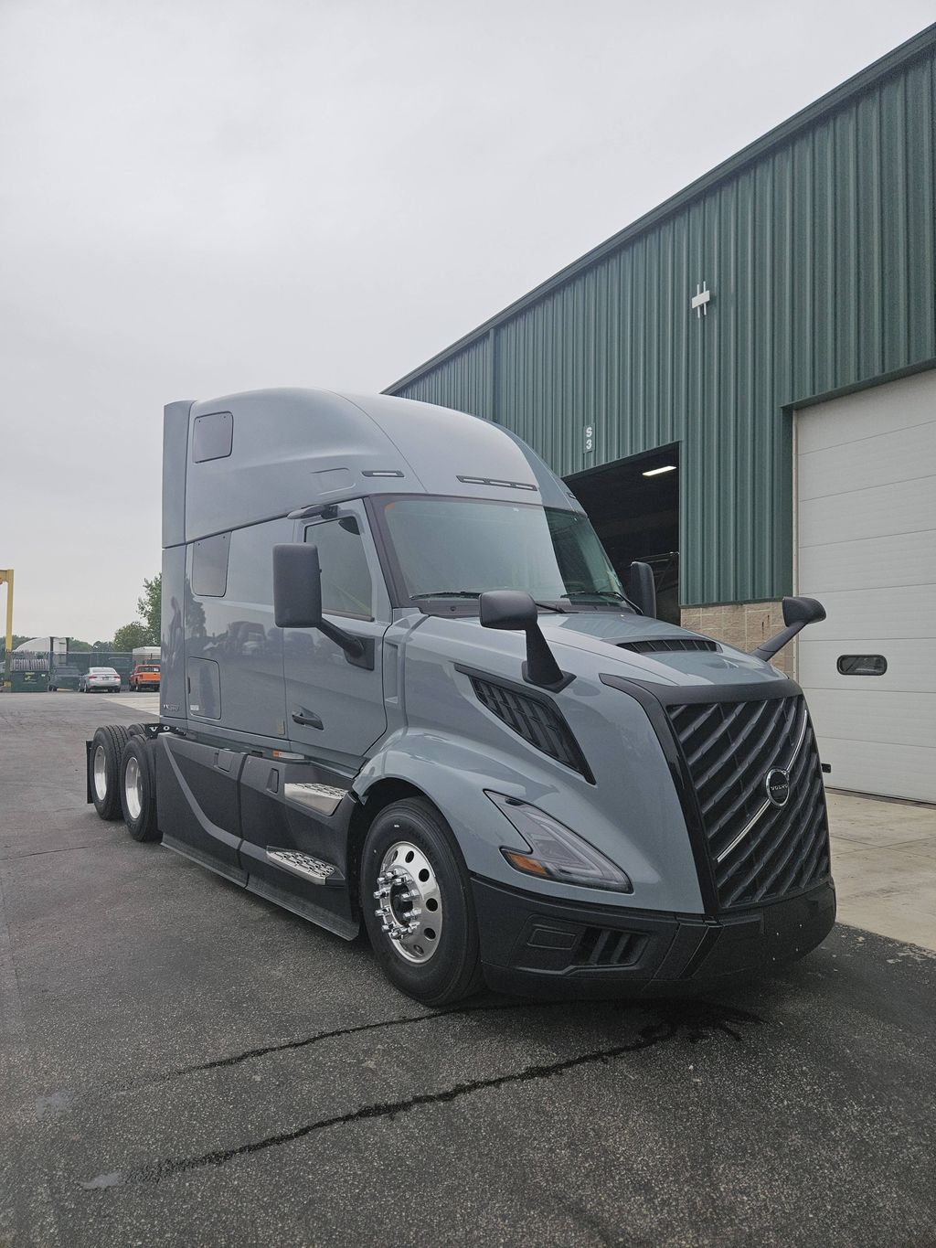 Slide images of 2026 VOLVO VNL64T860