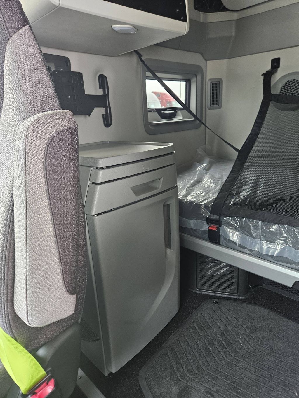 Slide images of 2026 VOLVO VNL64T860