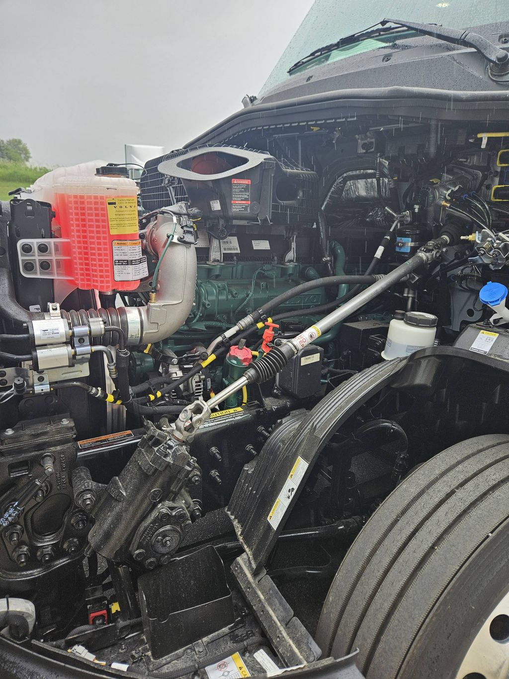 Slide images of 2026 VOLVO VNL64T860
