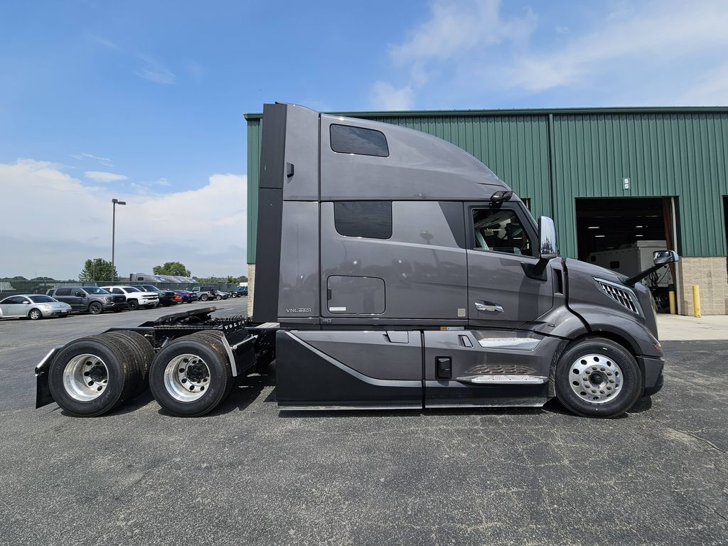 Slide images of 2025 VOLVO VNL64T860