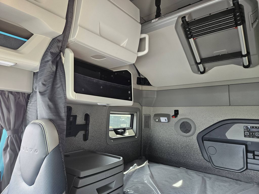 Slide images of 2025 VOLVO VNL64T860