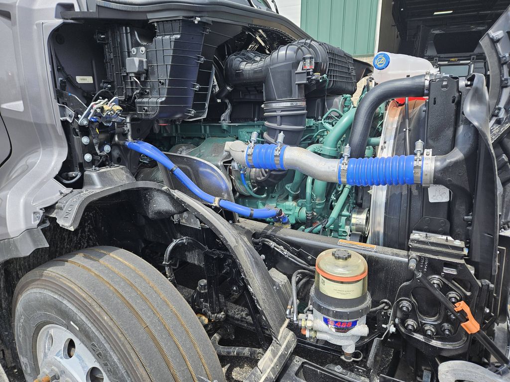Slide images of 2025 VOLVO VNL64T860