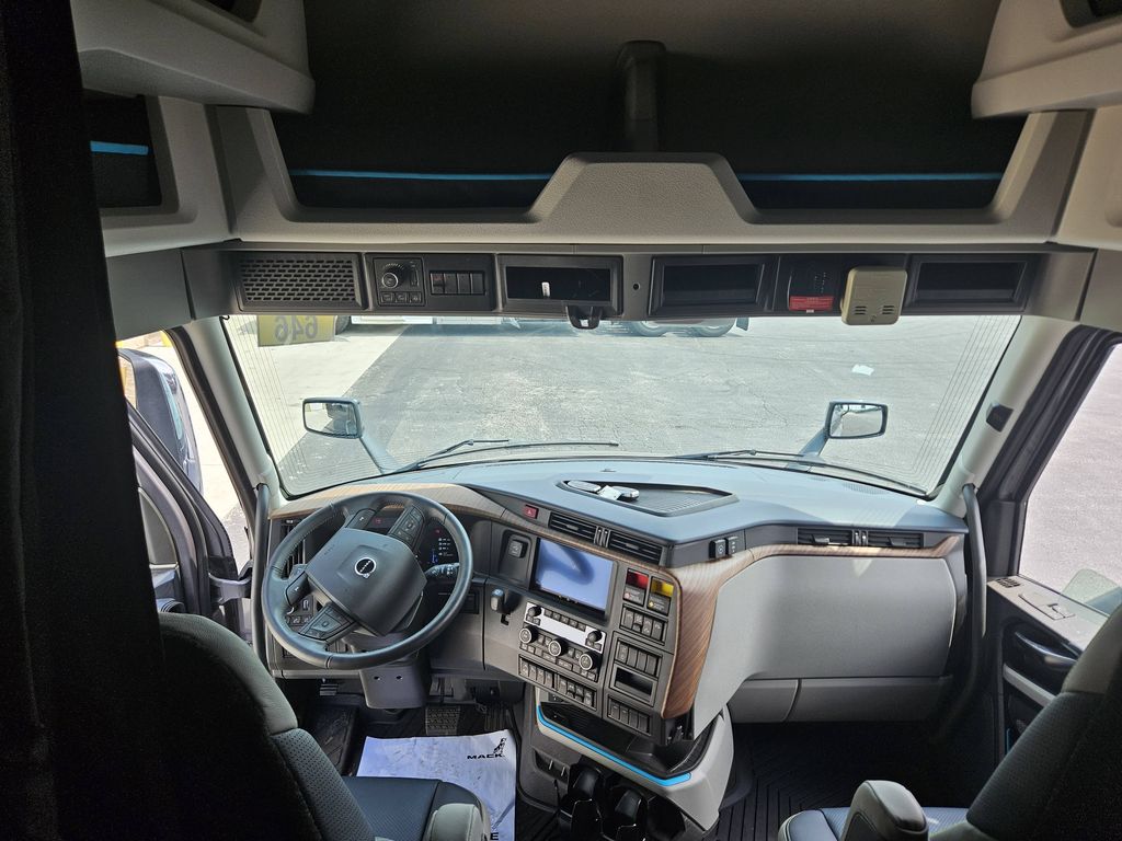 Slide images of 2025 VOLVO VNL64T860