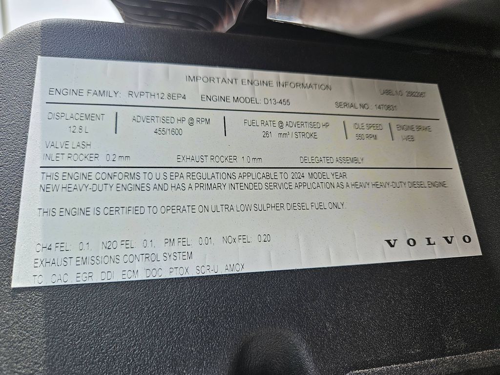 Slide images of 2025 VOLVO VNL64T860