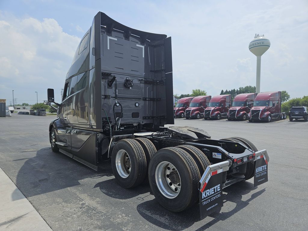 Slide images of 2025 VOLVO VNL64T860