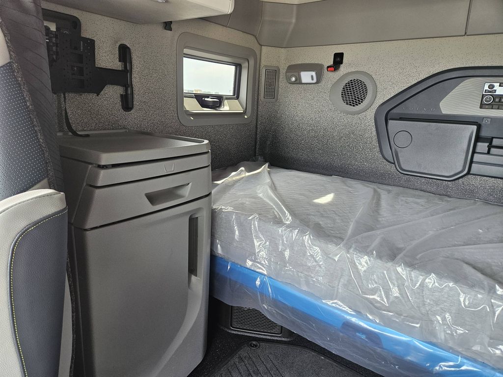 Slide images of 2025 VOLVO VNL64T860