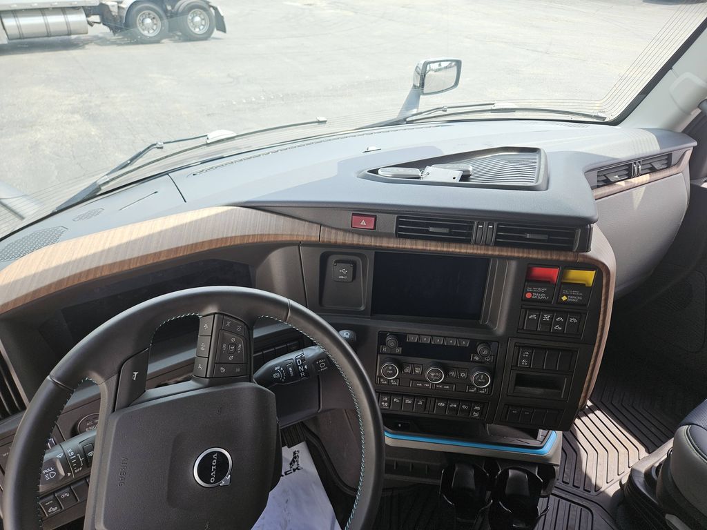 Slide images of 2025 VOLVO VNL64T860
