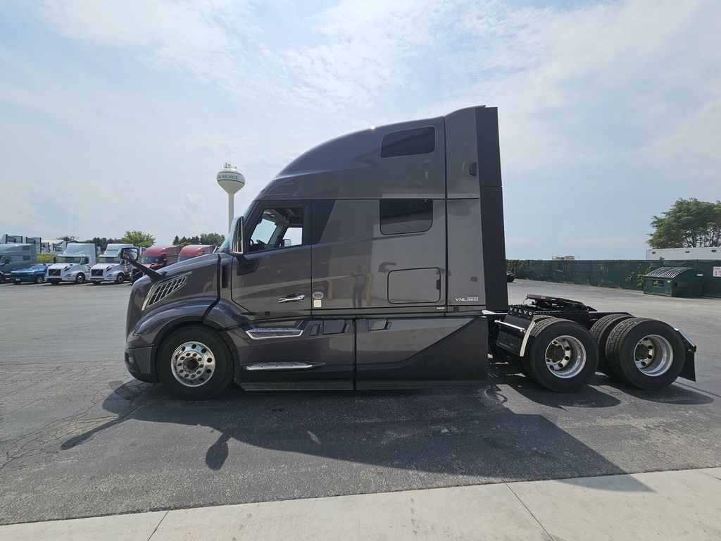 Slide images of 2025 VOLVO VNL64T860