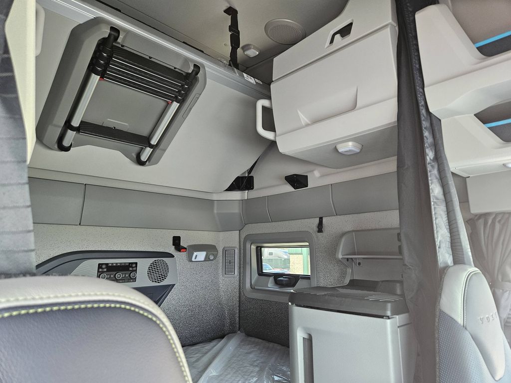 Slide images of 2025 VOLVO VNL64T860