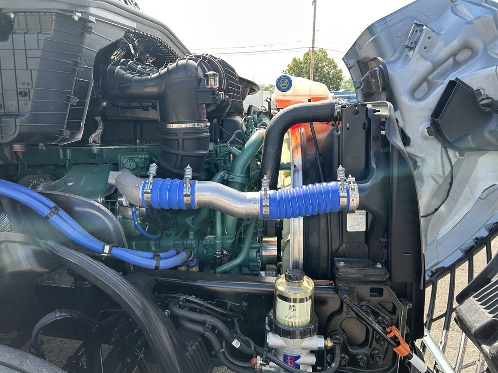 Slide images of 2025 VOLVO VNL64T860