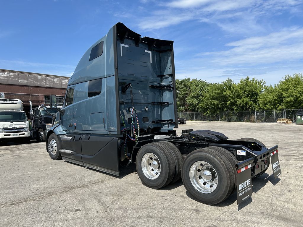 Slide images of 2025 VOLVO VNL64T860