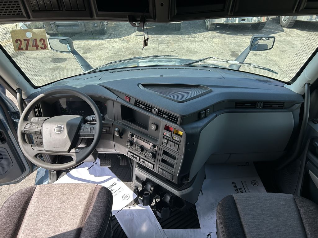Slide images of 2025 VOLVO VNL64T860