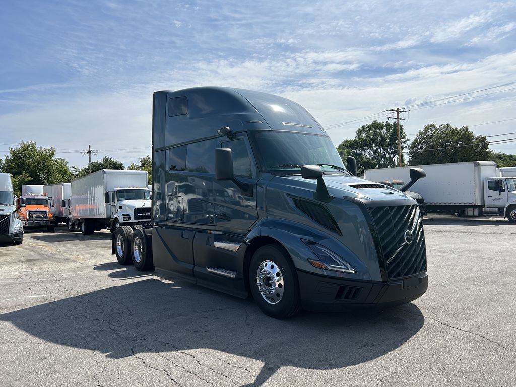 Slide images of 2025 VOLVO VNL64T860