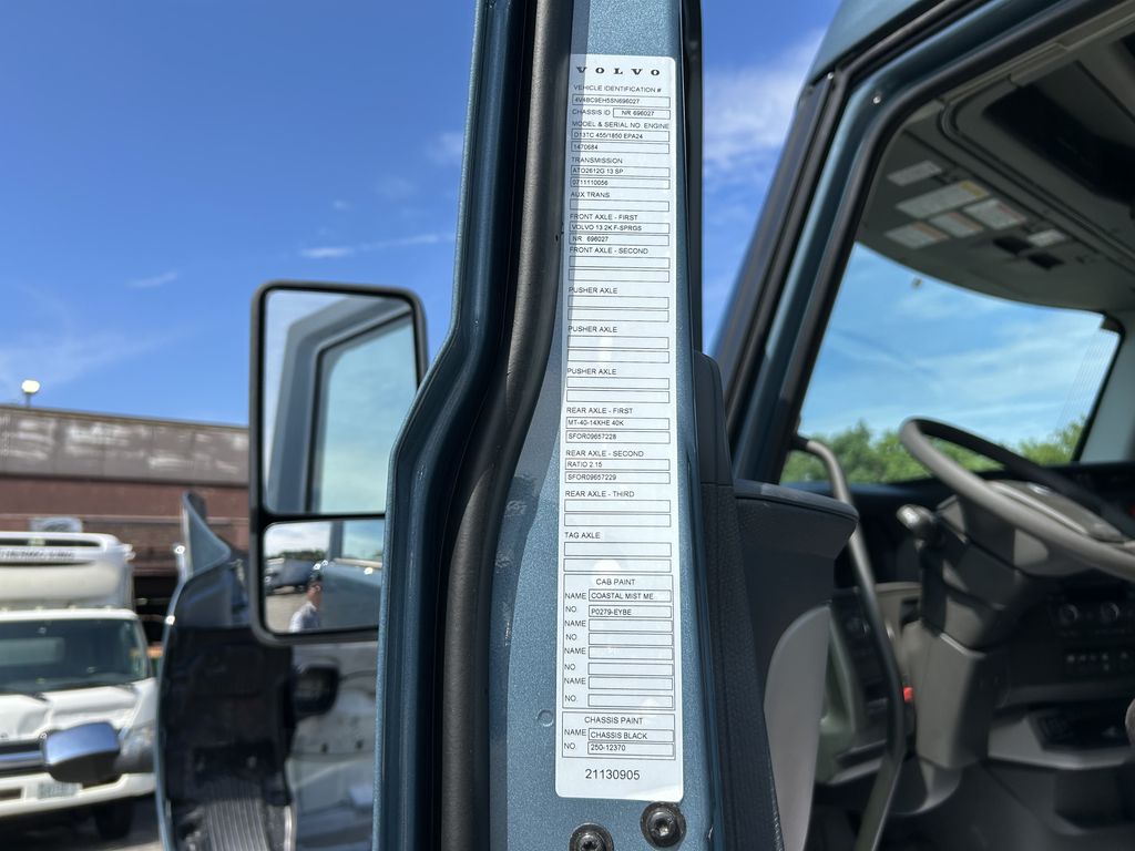 Slide images of 2025 VOLVO VNL64T860
