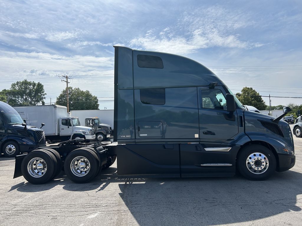 Slide images of 2025 VOLVO VNL64T860